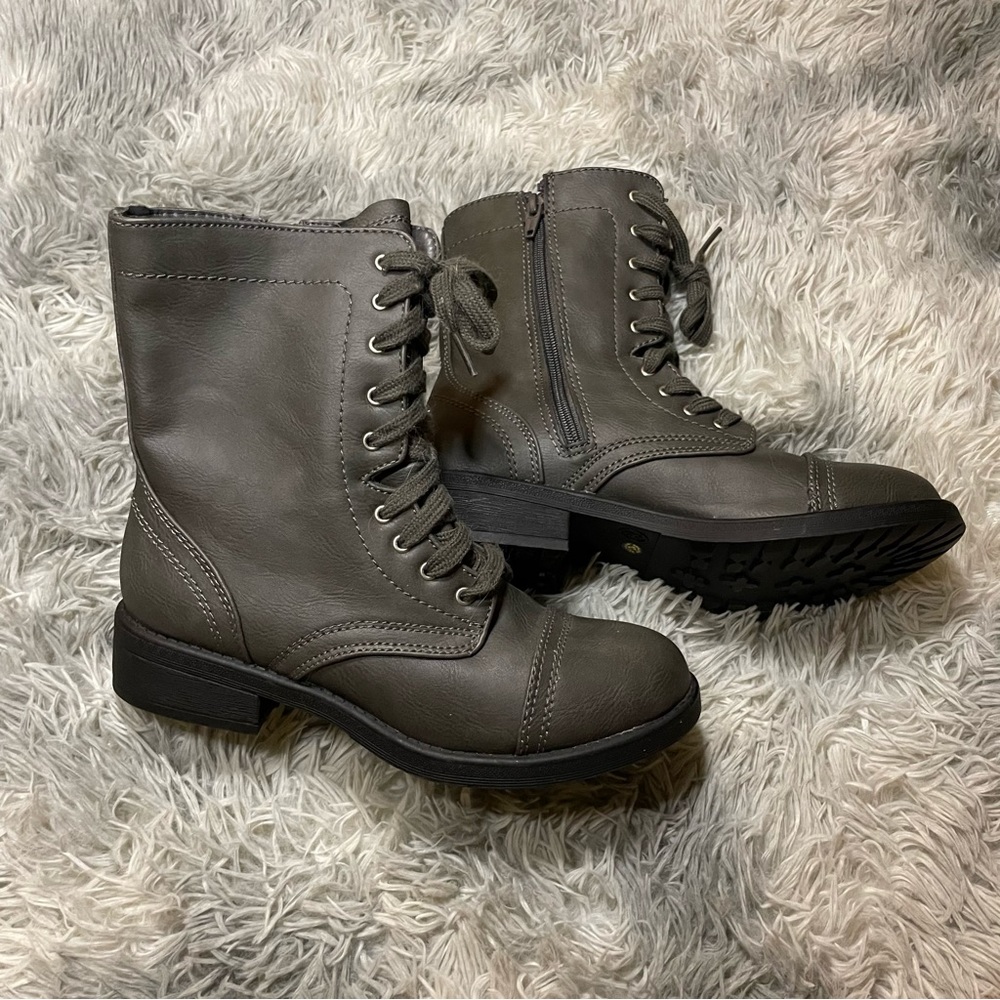 Arizona grey combat boots! NWOT size 8